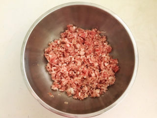 7、鲜肉饼,猪肉馅放入大碗里