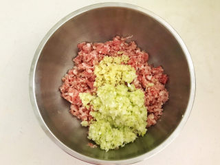 8、鲜肉饼,加入葱姜