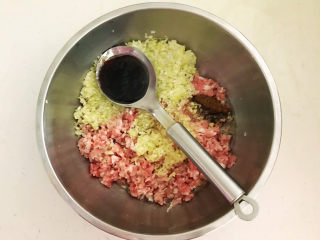 9、鲜肉饼,加入花椒粉，料酒，生抽，芝麻油和精盐，顺着一个方向调匀