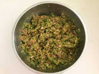 11、鲜肉饼,顺着一个方向调匀，鲜肉饼馅料做好了备用