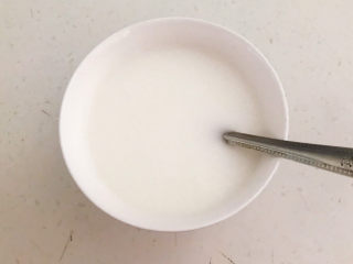 12、鲜肉饼,2勺面粉里面加入4勺冷水调匀，面汁调好备用