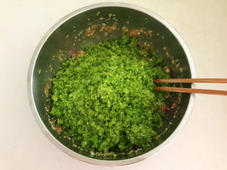 10、鲜肉饼,加入青椒末