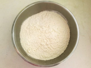 13、鲜肉饼,面粉放入大碗里