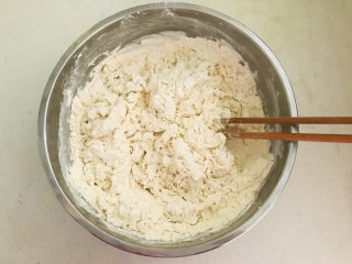 14、鲜肉饼,加入温水，边倒边搅拌