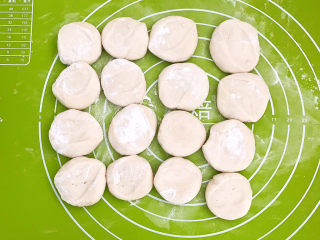 16、鲜肉饼,把面团分成小块