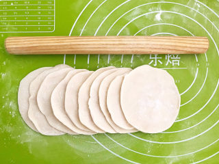 17、鲜肉饼,擀成面皮