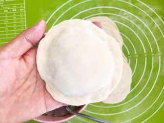 19、鲜肉饼,在馅料上面盖一个面皮，把面皮四周捏合