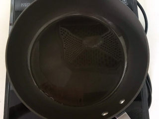 22、鲜肉饼,炒锅烧热后刷一层大豆色拉油