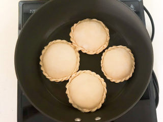 23、鲜肉饼,加入馅饼坯，全程小火煎制