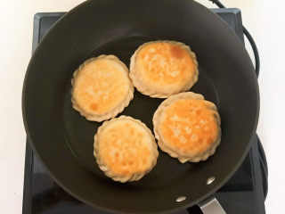 24、鲜肉饼,煎制一面金黄就翻面