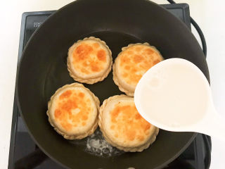 26、鲜肉饼,加入2勺面汁