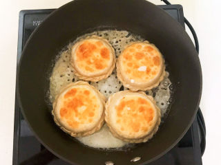 27、鲜肉饼,面汁把锅底覆盖上即可