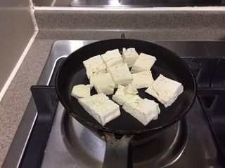 5、冻豆腐鸡蛋丼,小平底锅，最好锅的口径和碗差不多，这样盖上去好看。