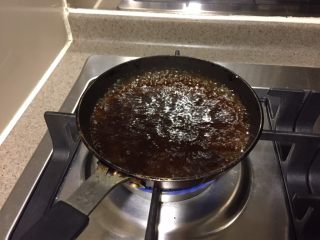 7、冻豆腐鸡蛋丼,锅里加入丼饭酱汁，煮开。