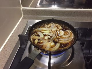 8、冻豆腐鸡蛋丼,煮开的酱汁加入洋葱，煮开。