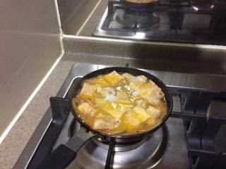 11、冻豆腐鸡蛋丼,冻豆腐入翻动一遍以后，从锅中央开始，画圈淋入鸡蛋。