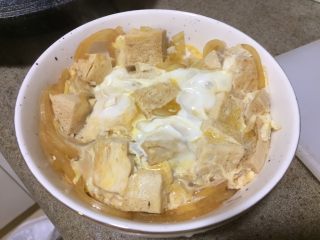 13、冻豆腐鸡蛋丼,整个把鸡蛋冻豆腐盖在白饭上。小七盖在魔芋面上啦～