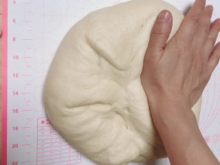 7、蓝莓芝士迷你披萨,揉掉面中的空气。盖保鲜膜待用。