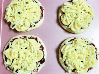 13、蓝莓芝士迷你披萨,再撒上一层芝士碎。