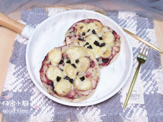 16、蓝莓芝士迷你披萨,满屋子飘着浓浓的芝士香味,特别Q萌、又好吃的迷你披萨就上桌了!