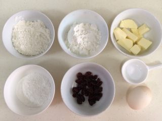 1、蔓越莓玛格丽特,把需要的食材过称备齐。