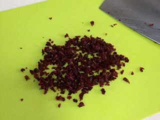 2、蔓越莓玛格丽特,蔓越莓干用刀切碎。