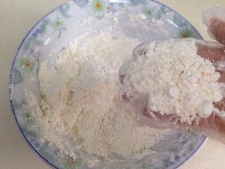 6、蔓越莓玛格丽特,用手抓捏使各粉类混合均匀。