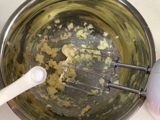 7、蔓越莓玛格丽特,黄油软化后,用电动打蛋器低速打散,加入盐继续搅打几秒。