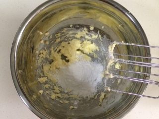 8、蔓越莓玛格丽特,然后加入糖粉,先用电动打蛋器低速打至混合。