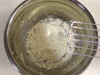 9、蔓越莓玛格丽特,当糖粉和黄油混合均匀后,转中高速打至黄油体积膨大一倍,色泽转浅白。