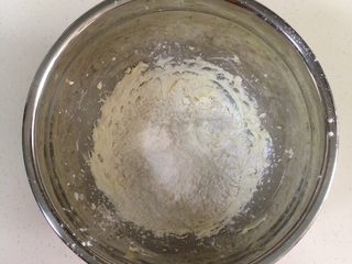 10、蔓越莓玛格丽特,将之前混合好的粉类加入打发的黄油内。