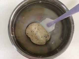 12、蔓越莓玛格丽特,用刮刀翻拌均匀至成团,也可以直接用手抓捏成团。