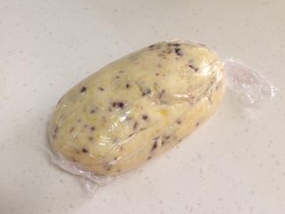 13、蔓越莓玛格丽特,给完成的饼干面团包上保鲜膜,入冰箱冷藏一小时。
