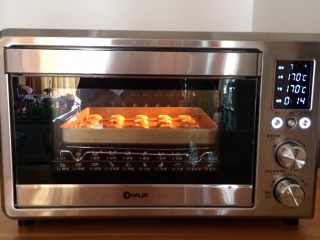 16、蔓越莓玛格丽特,入预热好的烤箱中,上下火170度16分钟。