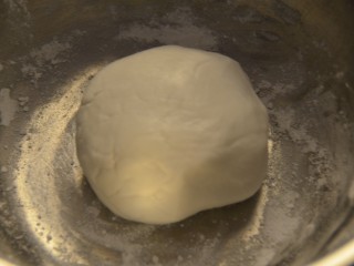 4、萌萌哒柴犬汤圆,加适量水,揉成表面较湿润,光滑的面团~