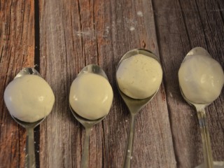 5、萌萌哒柴犬汤圆,分成30g一个,包入馅儿,搓成团,按扁一点~可以放在大勺子上,也可以放在油纸上。