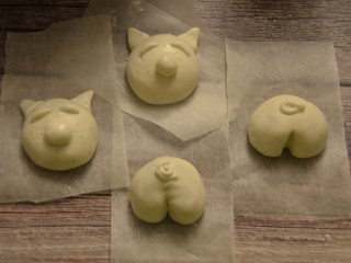 6、萌萌哒柴犬汤圆,搓出耳朵,眉毛,鼻子,尾巴~狗pp再压出屁股沟沟~