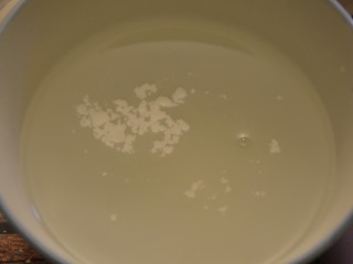 7、萌萌哒柴犬汤圆,开始做汤汁,淀粉+300g温水溶化~