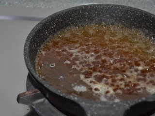 9、萌萌哒柴犬汤圆,加入红糖,酱油煮至浓稠~