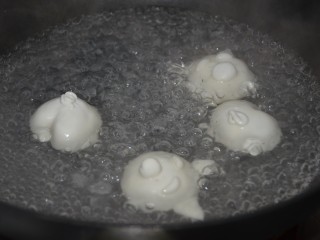 10、萌萌哒柴犬汤圆,开始煮汤圆~适量水煮沸,放入汤圆~先煮3分钟左右,倒入一杯凉水,再煮3分钟~就差不多了~