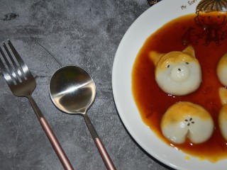 11、萌萌哒柴犬汤圆,出锅,汤汁先浇在狗头和狗pp的上方~