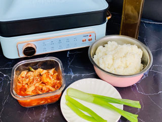 1、韩式泡菜炒饭,准备材料