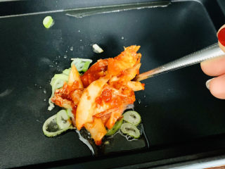 5、韩式泡菜炒饭,加入辣白菜。