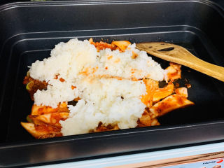 7、韩式泡菜炒饭,加入米饭。