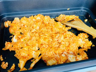 8、韩式泡菜炒饭,继续翻炒均匀。