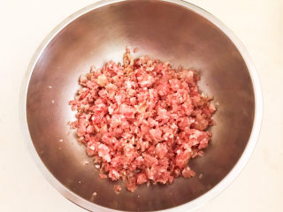 2、豆腐丸子汤,猪肉馅放入大碗里