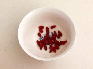 8、豆腐丸子汤,枸杞清洗干净