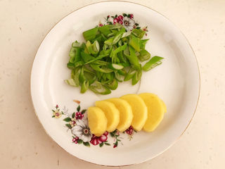 9、豆腐丸子汤,大葱切成葱花鲜姜切成小片