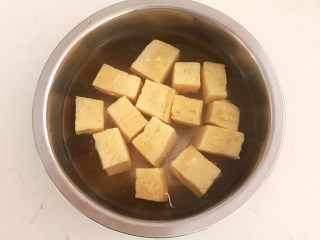 10、豆腐丸子汤,冻豆腐加入冷水解冻