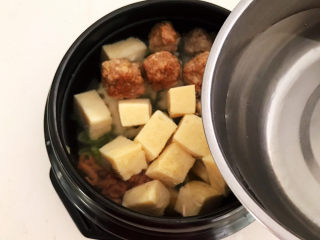 13、豆腐丸子汤,加入温水，水量没过食材